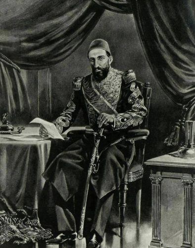 <p>Halkın gönlünü kazandı</p>

<p>Sultan Abdülhamid'in biat töreni Topkapı Sarayı'nda Kubbealtı'nda gerçekleştirildi. Cülus şenlikleri (Osmanlı Devleti'nde padişah tahta çıkarken yapılan törene verilen ad) 3 gün 3 gece sürdü. Şehzadeyken çeşitli ticari faaliyetlerde bulunan Sultan Abdülhamid, padişah olduğunda 60 bin altın tutan cülusunu da kendi cebinden ödedi.</p>

<p>Sultan Abdülhamid tahta çıktıktan sonraki ilk cuma namazını saltanat kayığı ile gittiği Eyüpsultan Camii'nde kıldı, selamlık töreni de burada yapıldı. Tahta çıktıktan sonra, kısa sürede ordunun ve halkın gönlünü kazandı.</p>
