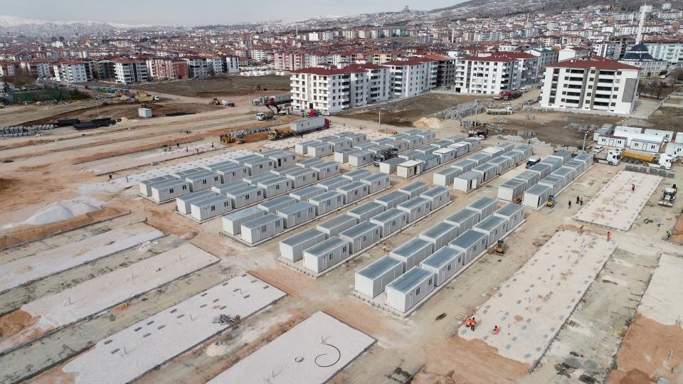 <p>Azize Dilek ise evlerine giremedikleri için çadırda kaldıklarını, konteynerlerin tamamlanmasıyla rahat edeceklerini belirterek, "Bir an önce konteynerlere geçmek istiyorum." ifadesini kullandı.</p>

<p> </p>
