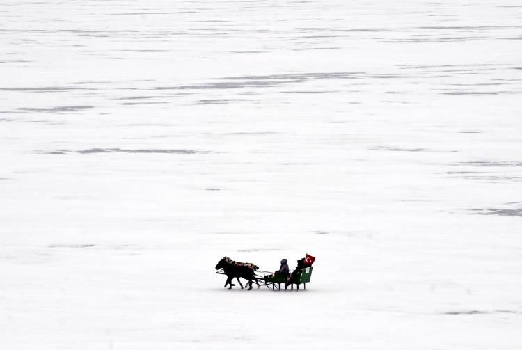 <p>Gölün Ardahan tarafında Atalayın Yeri ve Kuzey Yıldızı mevkisine gelenler, burada atlı kızağa bindi, atlarla fotoğraf çektirdi.</p>

