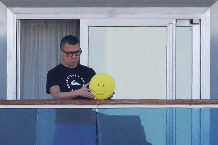 <p>CNN'e konuşan çift, "Burada güvende olduğumuzu düşünmüyoruz. Karantina virüsün olduğu bir gemide değil, tıbbi bir ortamda olmalı. Bize odamızdan çıkmamamız gerektiğini söylüyorlar. Buradan ne zaman kurtulacağımız belli bile değil" ifadelerini kullandı.</p>
<p> </p>