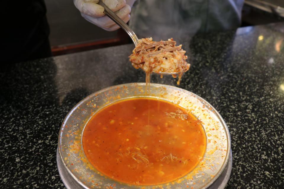 <p>Gastronomi kenti Gaziantep’in meşhur lezzetleri arasında yer alan ‘beyran’, hava sıcaklığının eksi derecelere düştüğü bugünlerde soğuk algınlığı ile gribe iyi gelmesi ve bağışıklık sistemini güçlendirmesi nedeniyle vatandaşların tercihi oluyor.</p>
