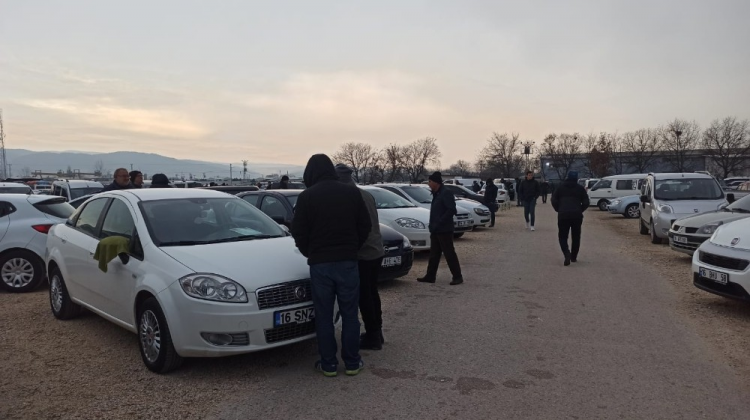 <p>2. elde yükselen fiyatlar nedeniyle esnafların araç bulmakta güçlük çektiğine değinen Başkan Demir, "İnsanlar ellerindeki malları çıkarmak istemiyor. Satmak isteyenler de çok yüksek bir fiyatla satmaya kalkıyor. Esnaflar da yüksek fiyattan alınca, yüksek paralara satmaya başlıyorlar. O da aslında mantıklı değil. Esnaflarımız da zor durumda. Sattığı arabanın yerine araba koyamıyor. Ama tahmin ediyorum böyle gitmeyecek. Bu sıfır araçlarda bir indirim yaparlarsa düzelecektir" ifadelerini kullandı.<br />
 </p>
