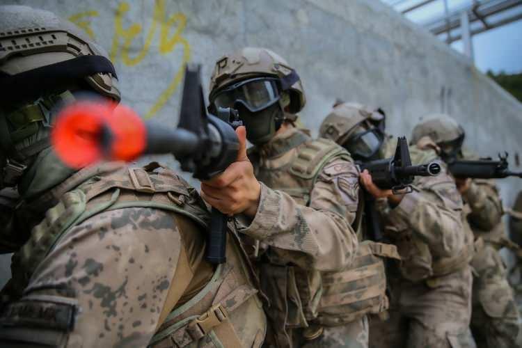 <p><strong> "Babama, bunun cinsiyet değil yürek işi olduğunu göstermek istedim"</strong><br />
Jandarma Astsubay Çavuş Merve Çetin, buradaki diğer kadın astsubaylar gibi zorlu bir eğitimden geçeceklerini bilerek gönüllü olduğunu dile getirdi. Çetin, şunları kaydetti:</p>

<p><br />
Mezuniyetin ardından birliklerine dönüp görevlerini hakkıyla icra edecek olmanın gururunu yaşayan ve her biri farklı hikayeye sahip kadın komandolar, duygularını AA muhabirine anlattı.</p>
