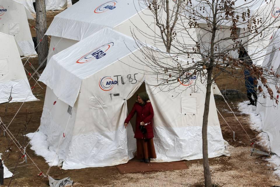 <p>En çok da soğuk havadan dolayı zorlandıklarını aktaran Gezerer, "Konteynerlere geçsek daha iyi olur. Sıcak suyu ve lavabosu olur. Ailemiz ile rahat ederiz. Konteynerlerin bir an önce tamamlanmasını istiyoruz. </p>
<p> </p>