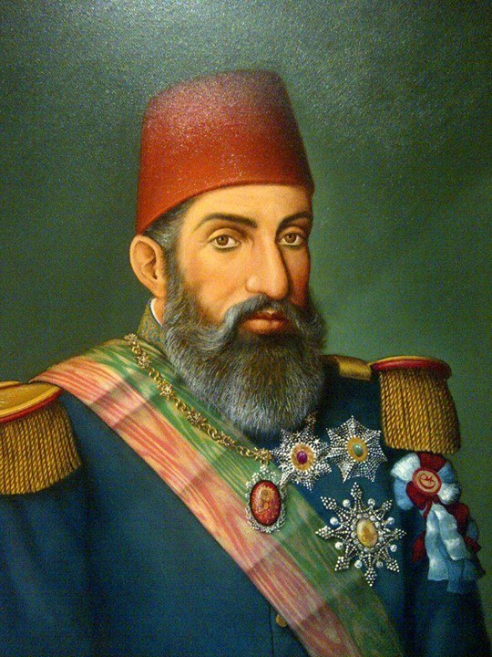 <p>1895 yılında Sultan Abdülhamid’in fermanıyla 27 bin metrekarelik alan üzerine Darülaceze kuruldu. İlk deniz müzesi de onun döneminde açıldı.</p>

<p> </p>

<p>Eğitimde başlattığı seferberlikle birçok okul açtı. Tahta çıktığı yıl 250 olan rüştiye sayısını 900’e yükseltti.</p>
