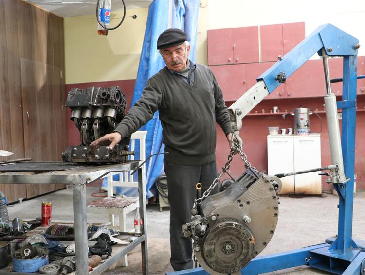 <p>Seri üretim yapmaya kendi bütçesinin yetmeyeceğini belirten Avcıoğlu, "Benim ne bütçem ne de imkanım buna yetmez. Ancak ülkemizde varlıklı müteşebbislerimiz var. Ya da birkaç kuruluş bir araya gelir bir konsorsiyum oluşturur, üretimini yapabilirler. </p>
