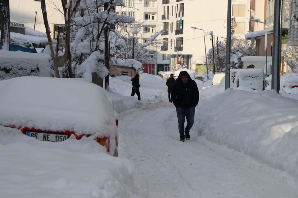 <p>Van'da, 2 gündür etkili olan yoğun kar yağışı, hayatı olumsuz etkiledi. 516 yerleşim yeri yolunun ulaşıma kapandığı kentte, kar kalınlığı 1 metreye yaklaştı.</p>
