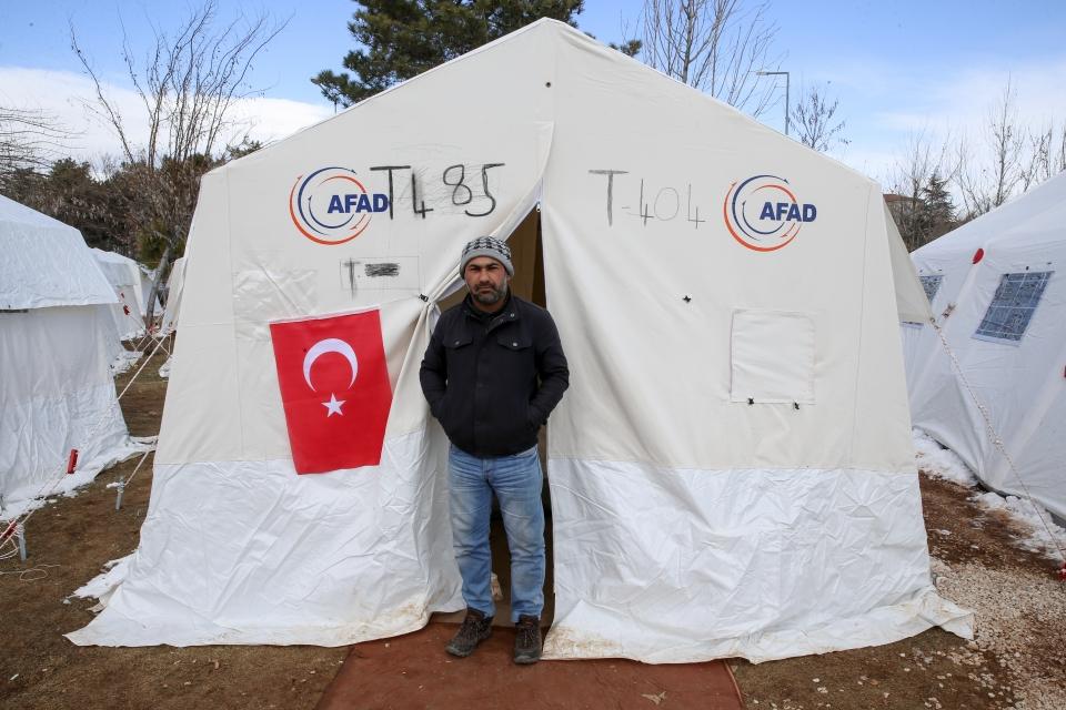 <p>Kültür Park'ta kurulan çadır kentte kalan, 3 öğün sıcak yemek, ısınma ve diğer ihtiyaçları karşılanan depremzedeler, zorlu kış koşulları nedeniyle geçici barınma ihtiyacını karşılayacak; bir oda, mutfak, banyo ve tuvaletten oluşan konteynerlere geçmek için çalışmaların tamamlanmasını bekliyor.</p>
<p> </p>
