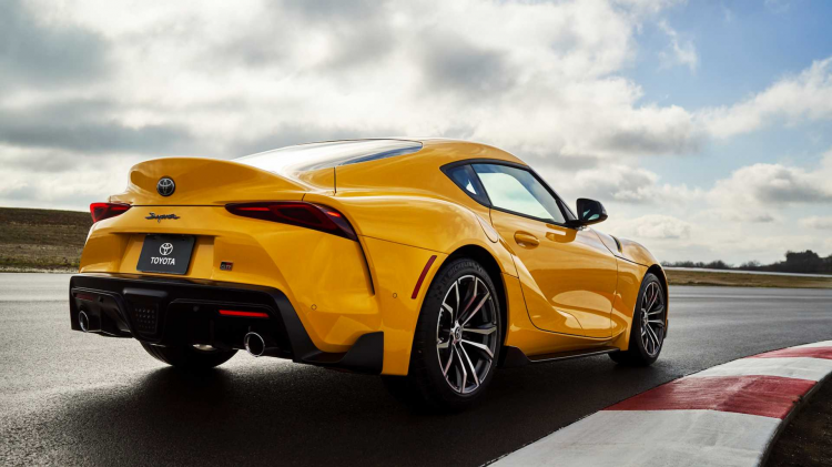 <p>Toyota, 2021 Supra'da 1000 adetle sınırlı A91 adlı özel bir versiyon da satacak. Nocturnal Black ve Refraction Blue adlı siyah ve mavi tonlarıyla alınabilen araçta yan ayna ve arka spoyler karbon fiber malzemeden üretilmiş. </p>