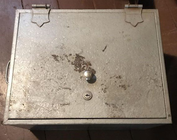 <p>10 yıl kaybettiği babaannesinin evinde bulduğu metal kutu açılınca içindekiler şok etti. </p>
<p> </p>