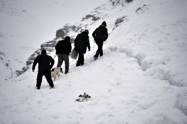 <p>Yıllardan beri sürekli çığ gelen bölgeyi bilen ve çığ afeti konusunda eğitimli personelin dikkatli ve tedbirli gerçekleştirdiği çalışmaların ardından yolda kardan devasa tüneller oluştu.</p>
