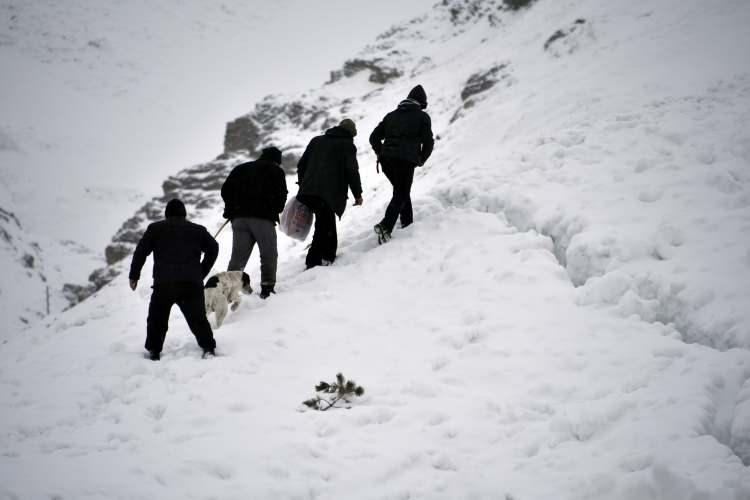<p>Yıllardan beri sürekli çığ gelen bölgeyi bilen ve çığ afeti konusunda eğitimli personelin dikkatli ve tedbirli gerçekleştirdiği çalışmaların ardından yolda kardan devasa tüneller oluştu.</p>