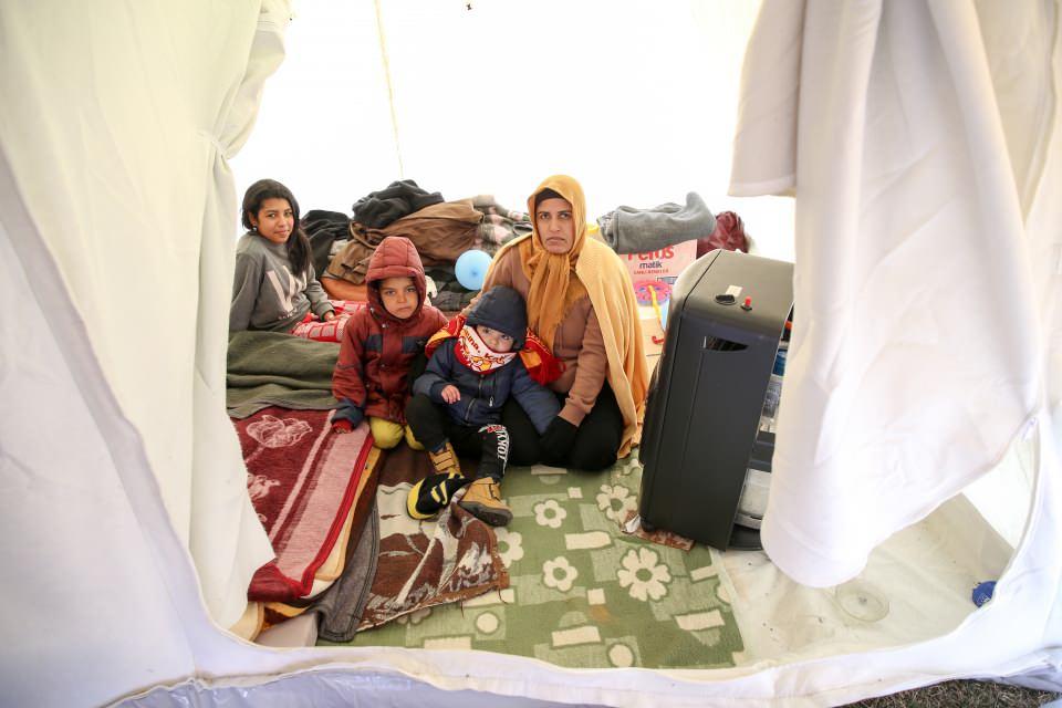 <p>Depremin ardından akrabalarıyla çadırda barındıklarını ifade eden Gezerer, çadırda birçok zorlukla mücadele ettiklerini belirtti.</p>
<p> </p>