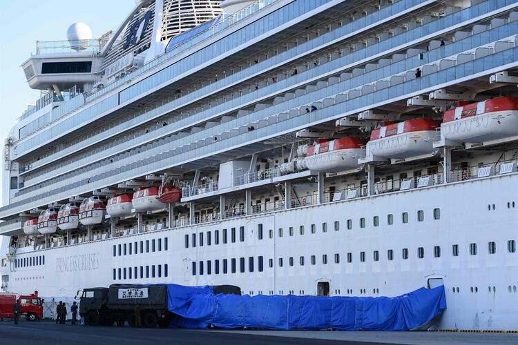 <p><strong>"TRUMP LÜTFEN KURTAR BİZİ" </strong></p>
<p>Amerikalı yeni evli çift, Milena Basso ve Gaetano Cerullo Diamond Princess'te balayı tatili yapıyorlardı. Çift şimdi gemiden ne zaman çıkabileceklerini dahi bilemiyor. Genç çift 2 yıl önce evlenmiş ancak gemide balayını karşılayabilmek için 2 yıl boyunca para biriktirmişlerdi. Genç çift CNN canlı yayınına bağlanıp ABD Başkanına çağrıda bulundu.</p>