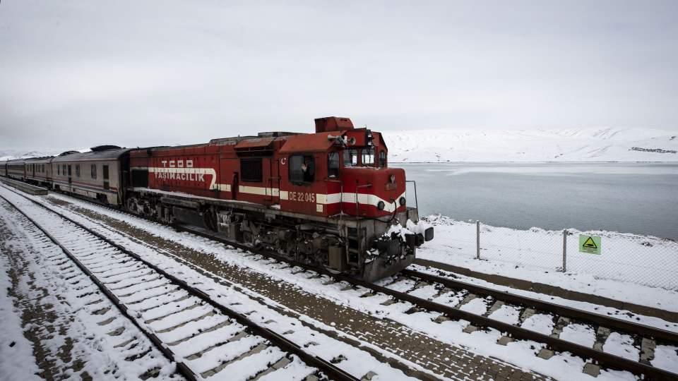 <p>Turistik trenin İliç'teki molasında Bağıştaş Köprüsü, Kemaliye Karanlık Kanyon, Kemaliye evlerini görme fırsatı bulunuyor. Yolcular isterlerse yamaç paraşütü, rafting, at safari gibi doğa sporları da yapabiliyor.</p>
<p> </p>