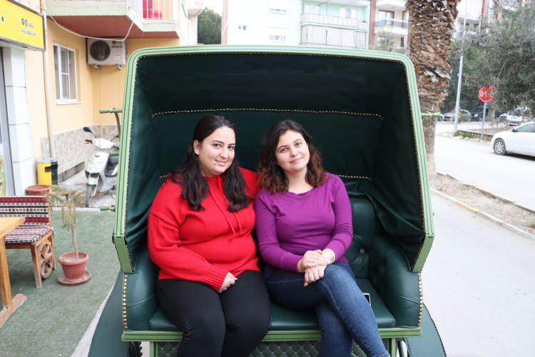 <p>Elektrikli faytona geri manevra, yokuş kalkış ve iniş desteği, 3 ayrı fren sistemi ile at ve nal sesi çıkaran bir sistem entegre ettiklerini anlatan Şahin, böylece araca binenlere nostalji yaşattıklarını ifade etti. </p>
<p> </p>