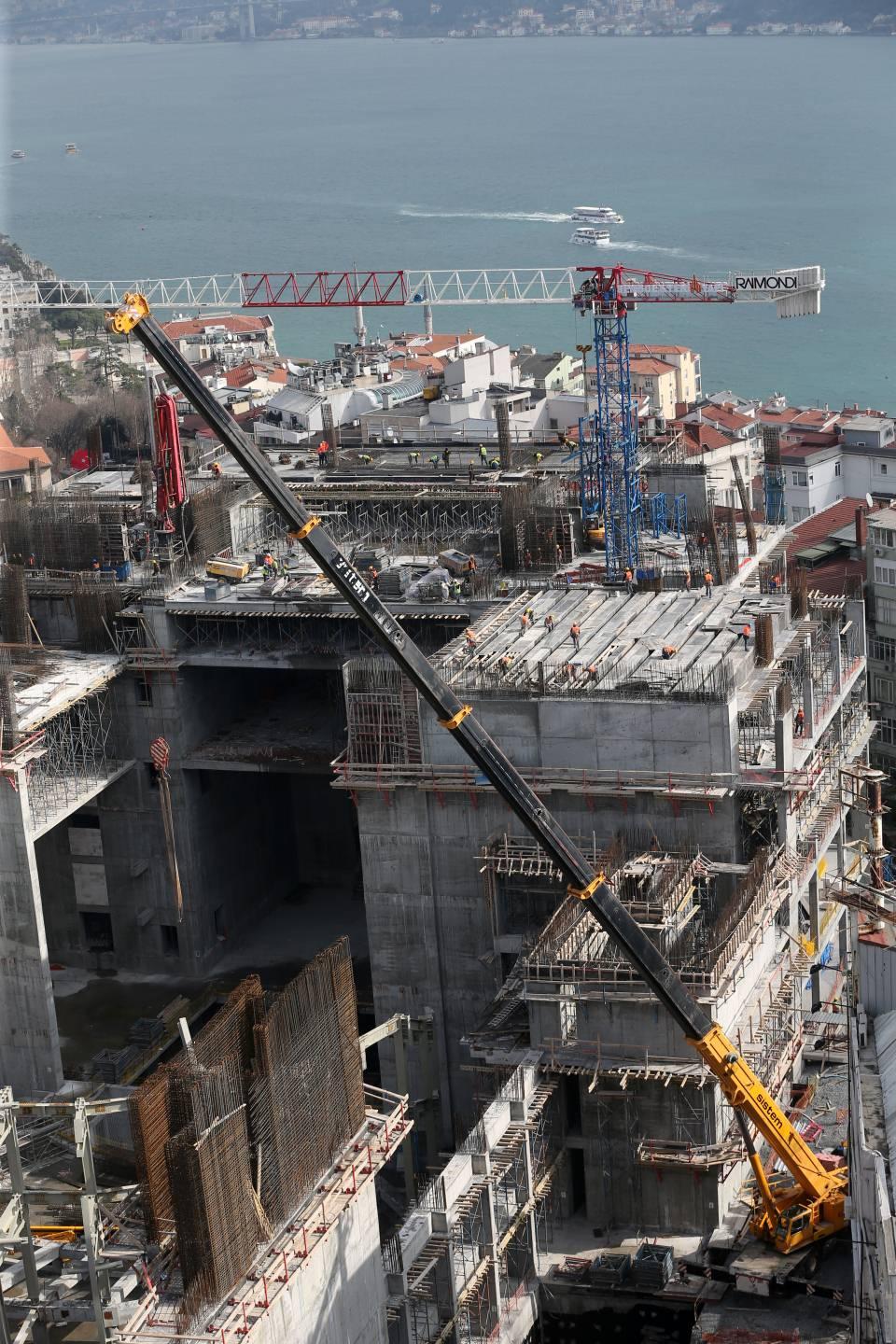 <p>Kültür kompleksi olarak planlanan Atatürk Kültür Merkezinde 13 katın yapımı tamamlandı. 5 bloktan oluşacak merkezde tiyatro ve opera salonlarının olduğu bölümün kaba işçiliği bitti. </p>
<p> </p>
