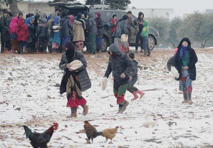 <p>Muhalif kaynaklar, Esad rejiminin top atışları yaptığı Sarmada kampınınn Türkiye sınırına altı kilometre uzaklıkta olduğunu bildiriyor.</p>

<p> </p>
