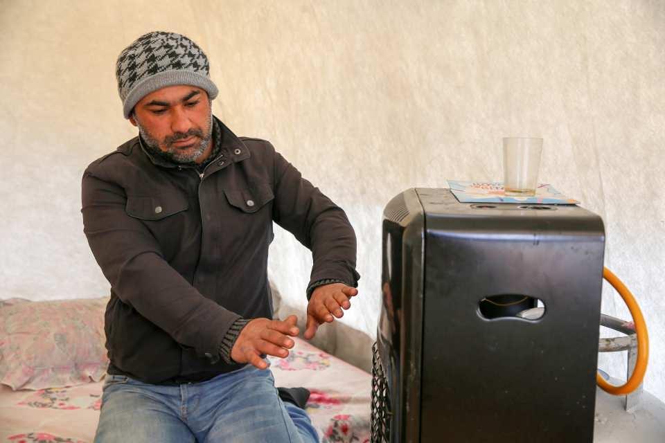 <p><strong>"Konteynerlere geçersek temiz suyu, banyosu, her şeyi olacak"</strong></p>
<p>Depremzedelerden Sedat Gezerer, AA muhabirine yaptığı açıklamada, depremden önce Karşıyaka Mahallesi'nde oturduklarını, ağır hasar gören evlerine giremediklerini söyledi.</p>