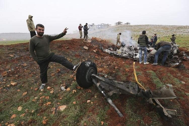 <p>Halep'in batısında vurulan helikopterle ilgili detaylar da ortaya çıkıyor. Suriye resmi medyasına konuşan bir askeri yetkili, helikopterin 'düşman roketi'yle vurulduğunu söyledi.</p>

<p> </p>
