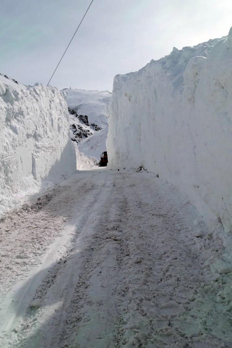 <p>Çığın aktığı yamaçtan hattı çektiler.</p>