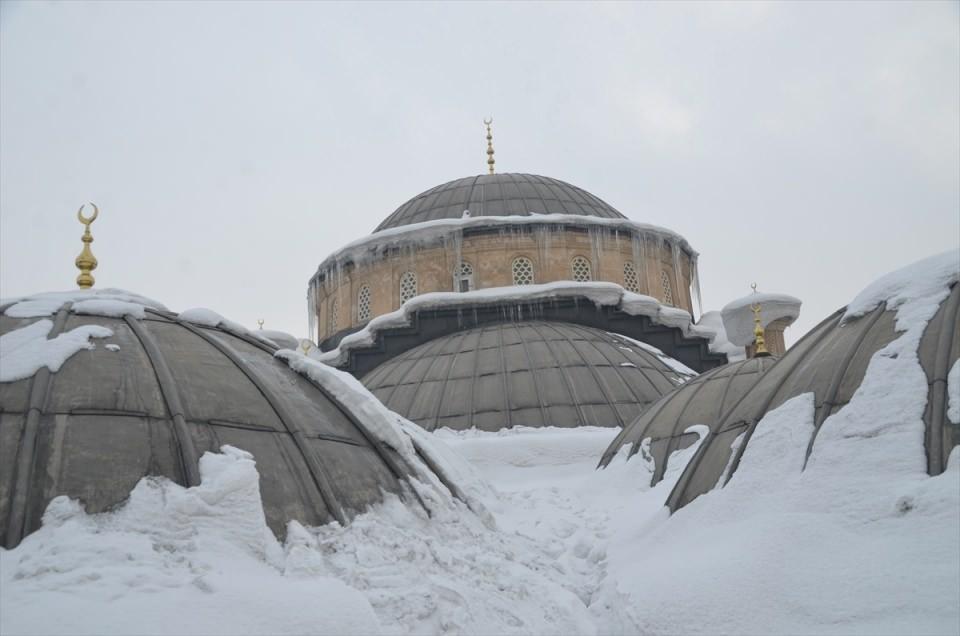 <p>Hakkari'nin Yüksekova ilçesinde dondurucu soğukta bazı bina ve camilerin çatılarında uzun buz sarkıtları oluştu.</p>

<p> </p>
