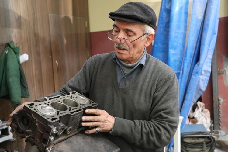 <p>Tasarladığı motorun bilinen motorlardan farklı olduğunu kaydeden Halit Avcıoğlu, "Bilinen tüm motorların aksine 100 CC’lik bu motoru 2 bin 500 CC gücüne çıkarıp ve bu gücü elde ederken de yüzde 70 yakıt tasarrufu sağlayacağız. Dünya üzerinde böyle bir tasarım yok. Bunu çok araştırdım. Bu işin uzmanlarına sordum şaşırdılar. Bu motorla 1 litre benzin ile 100 kilometre yol kat edilebilecek. Bu tasarımda karbüratör yok, enjektör yok. Bu motor benzini buharlaştırıp yakacak. Kesinlikle hava kirliliği yaratmayacak bir motor olacak" dedi.</p>
<p> </p>