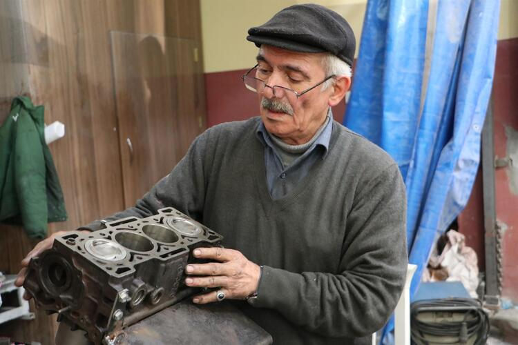 <p>Tasarladığı motorun bilinen motorlardan farklı olduğunu kaydeden Halit Avcıoğlu, "Bilinen tüm motorların aksine 100 CC’lik bu motoru 2 bin 500 CC gücüne çıkarıp ve bu gücü elde ederken de yüzde 70 yakıt tasarrufu sağlayacağız. Dünya üzerinde böyle bir tasarım yok. Bunu çok araştırdım. Bu işin uzmanlarına sordum şaşırdılar. Bu motorla 1 litre benzin ile 100 kilometre yol kat edilebilecek. Bu tasarımda karbüratör yok, enjektör yok. Bu motor benzini buharlaştırıp yakacak. Kesinlikle hava kirliliği yaratmayacak bir motor olacak" dedi.</p>

<p> </p>
