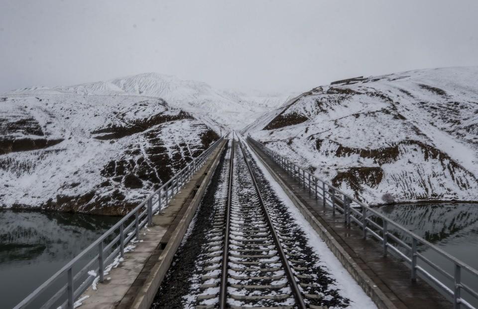 <p><strong> Geziye "cağ kebabı" molası</strong></p>

<p>Turistik Doğu Ekspresi'nin uzun süreli mola verdiği üçüncü istasyon Erzurum'da, tarihi 18'inci yüzyıldaki Osmanlı-İran Savaşı'na dayanan, en büyükleri ise Ruslar'ın baskın ve istilalarından şehri korumak amacıyla inşa edilen tabyalar, Anadolu'da bulunan anıt mezarların en güzel örnekleri arasında yer alan ve en büyüğü Emir Saltuk'a ait 3 Kümbetler, şehrin sembolü haline gelen Çifte Minareli Medrese ile Türk İslam Eserleri ve Etnografya Müzesi olarak da kullanılan Yakutiye Medresesi ziyaretçilerini ağırlıyor.</p>
