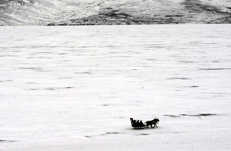 <p>Yüzeyi buzla kaplanan Çıldır Gölü'nü ziyarete gelen turistler, yoğunluk oluşturdu.</p>
