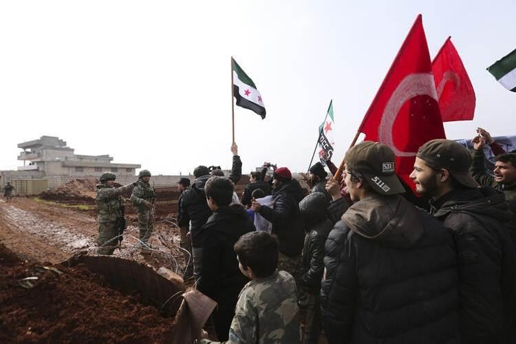 <p>AP ayrıca, İdlib yakınlarındaki Binniş Köyü'nde yaşayanların Türk askerini Türk bayraklarıyla karşıladığı fotoğrafları geçti.</p>

<p> </p>
