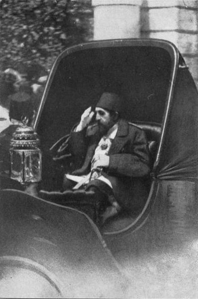 <p>Padişahlığının ilk aylarında Sultan Abdülhamid, bahriyelileri, şeyhülislamlık makamını ziyaret edip ulema ile birlikte iftar yemeğine katıldı. Haydarpaşa Hastanesinde Balkan cephelerinden gelen yaralıları ziyaret ederek onlara hediyeler dağıttı, sadrazam ve diğer nazırlarla birlikte camileri dolaşarak halkla birlikte namaz kıldı.</p>

<p> </p>
