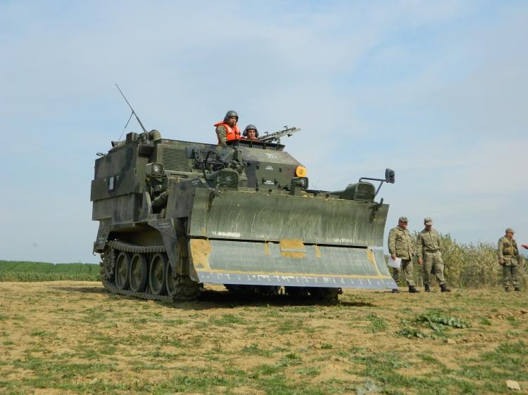 <p><strong>Orta Doğu ve Türk Cumhuriyetleri</strong></p>
<p>Nail Kurt, özellikle Orta Doğu'da yeni proje imkanları bulunduğuna işaret ederek, bunlara ilişkin önemli ve güzel haberleri paylaşacaklarına inandıklarını söyledi.</p>
<p>Yeni iş anlamında yeni projeler anlamında 2020’den beklentilerinin oldukça yüksek olduğunu vurgulayan Kurt, "Bunun üzerinde yoğunlaştık, uğraşıyoruz. Türk Cumhuriyetleri'nde bir girişimiz olacak, belki yıl içinde bir haber çıkmayacak ama tohumları ekiliyor." ifadesini kullandı.</p>