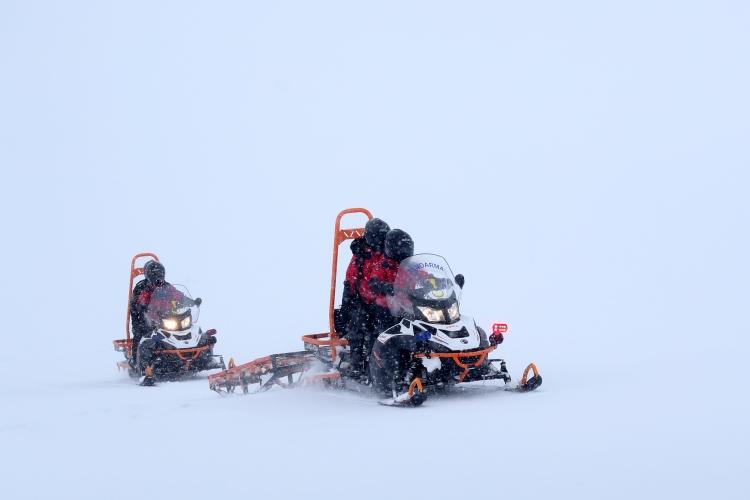 <p>- 7 gün 24 saat hizmette</p>

<p>Dağcıların ve kayakseverlerin Erciyes'te yaşadığı yaralanma, mahsur kalma ve kaybolma gibi olaylara 7 gün 24 saat hazırlıklı olan JAK timleri, yılda yaklaşık 700 olaya müdahale ediyor.</p>
