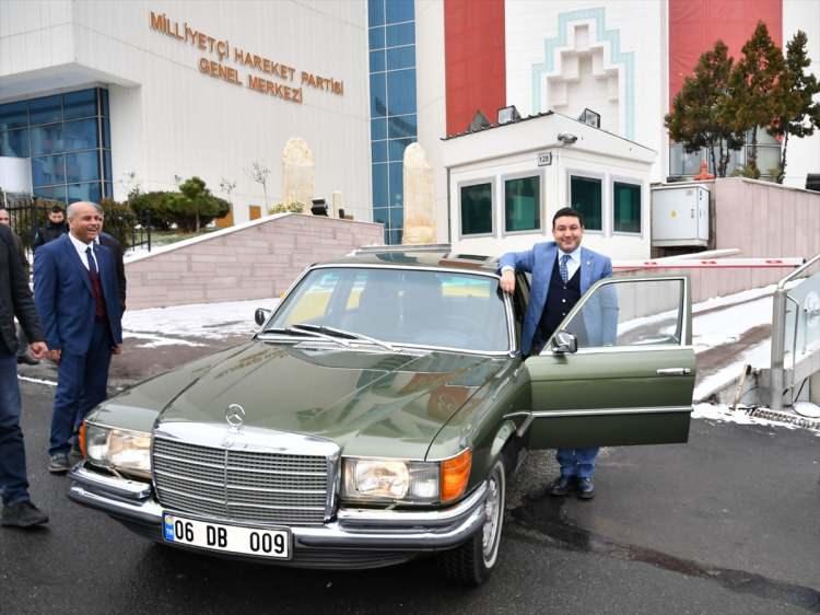 <p>HARRAN BELEDİYE BAŞKANI BAHÇELİ'NİN MERCEDES'İNİ ALDI<br />
<br />
Ankara'da bulunan Harran Belediye Başkanı Mahmut Özyavuz, bugün MHP lideri Devlet Bahçeli ile bir araya geldi. Bahçeli, Özyavuz'a yıllardır kullandığı Mercedes arabasını hediye etti. MHP lideri Bahçeli'nin özel kalem müdürü Murat Çelikel, 06 BD 009 plakalı aracı noter aracılığıyla aracın devrini yaptı ve anahtarları Özyavuz'a teslim etti.</p>

