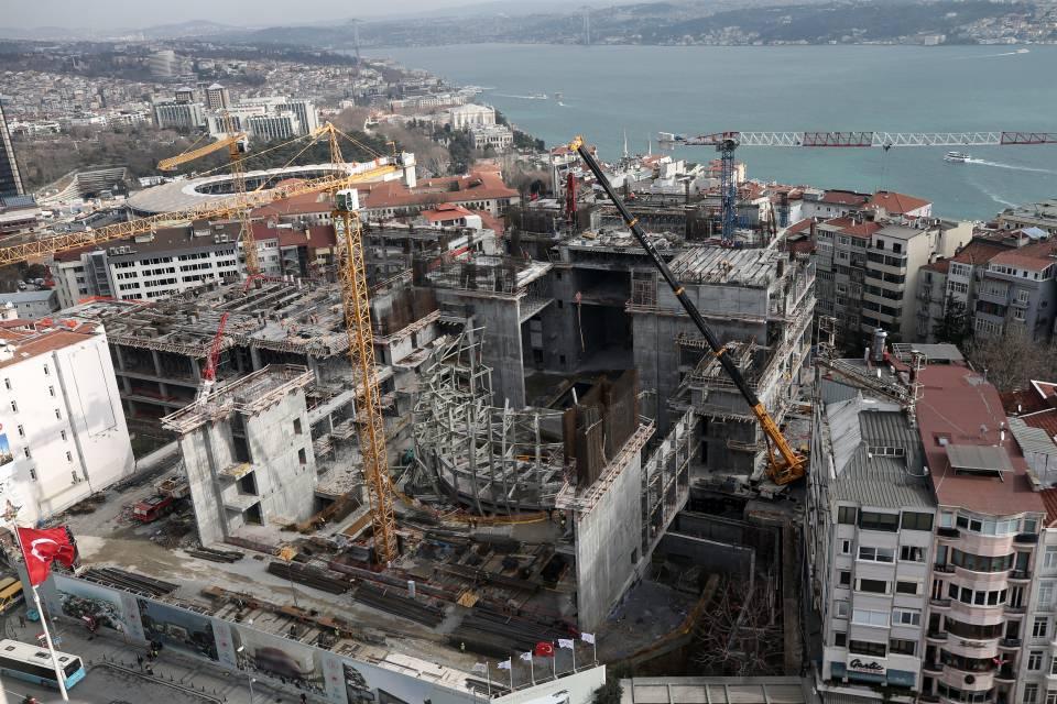 <p>"Cumhurbaşkanımız yakın çevresine 29 Ekim Cumhuriyet Bayramında burada etkinlik sahnelemeyi düşündüklerini belirtti. İnşaat hızlı şekilde devam ediyor. </p>