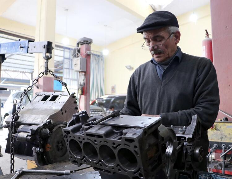 <p><strong>''TASARIM ÇANTA MOTOR OLACAK, AKÜ GİBİ DEĞİŞTİRİLECEK''</strong><br />
<br />
Avcıoğlu, bilinen motor arızalarının yeni tasarladığı motorda olmayacağını ve uzun ömürlü olacağını savunarak şunları kaydetti:<br />
<br />
"Bu motorun tamiri gerekmeyecek. Aküler nasıl değişiyor ise çanta gibi yerinden alınıp yenisi konulabilecek. Bir motorun kompresörü ne kadar iyi ise o kadar güçlü olur."</p>
