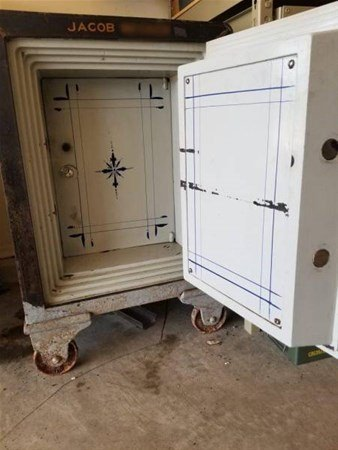 <p>İlk şifreden sonra kasa içinde kilitli bir bölme daha çıktı karşısına.</p>
<p> </p>