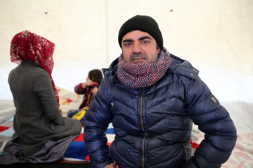 <p>Depremzedelerden Sedat Gezerer, depremden önce Karşıyaka Mahallesi'nde oturduklarını, ağır hasar gören evlerine giremediklerini belirtti.</p>
