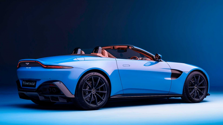 <p><span style="color:#DAA520"></span>Vantage ve Vantage Roadster versiyonları için ön siparişleri açan Aston Martin, teslimatları 2020’nin üçüncü çeyreğinde yapmayı planlıyor.</p>
<p> </p>