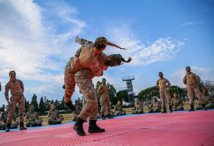 <p>"Biz iki kız kardeşiz. Babamın ise en büyük hayali, erkek çocuğu olması ve onu askere gönderebilmekmiş. Fakat nasip olmamış. </p>
<p> </p>