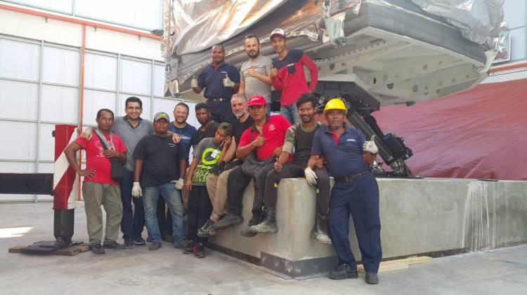 <p>AV8 simülatörü 2 eğiticiden oluşuyor. Bunlardan birinde ileri sürüş teknikleri uygulanıyor. Araç 8x8 olduğundan her tekerin farklı süspansiyon sistemi ve devrilmeye karşı çeşitli önleme mekanizması bulunuyor. Bunlara yönelik ileri derecede sürücü eğitimleri gerekiyor. Bu eğitimler için oluşturulan büyük simülatör kabininde, gerçeği aratmayan bir sürüş deneyimi yaşatacak tüm koşullar sunuluyor.</p>

<p>Araçta bulunan silah, sensör ve kulenin komuta edilebilmesine yönelik olarak da daha küçük ikinci bir simülatör kabini bulunuyor. Bu 2 kabin eş zamanlı olarak kullanılabiliyor. Örneğin, birinde operatör otururken, diğerinde sürücü aynı görüntüyü, ekranı, taktik ortamı kullanarak eğitim gerçekleştirebiliyor.</p>
