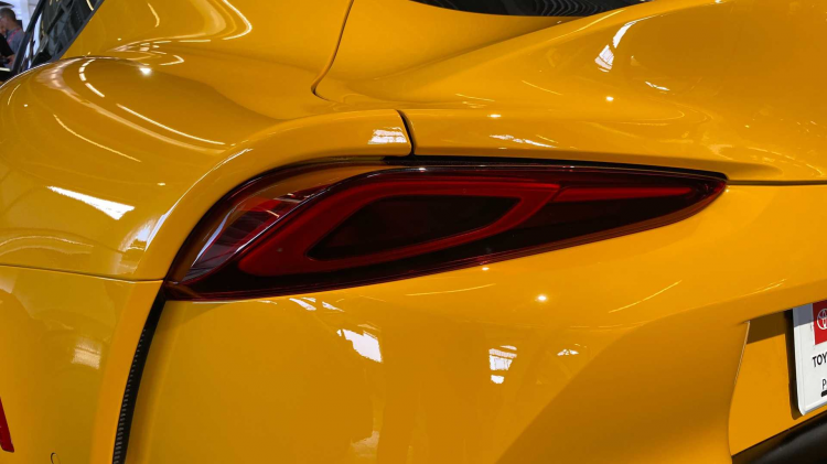 <p>Yönlendirme sistemi, adaptif süspansiyon ayarları, stabilite kontrol sistemi ve aktif diferansiyeli de elden geçiren Toyota, 2021 Supra'da rijitliği arttırmak adına kule gergilerini radyatör desteğine bağlayan yeni alüminyum destek parçaları kullanmış.</p>
