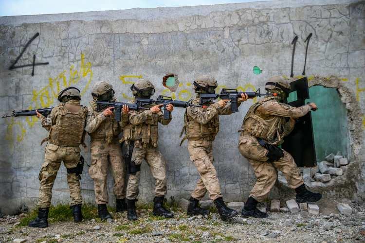 <p>Gerçeği aratmayan meskun mahal, sızma gibi tatbikatları da başarıyla icra eden kadın komandoların yakın dövüş hareketleri ise eğitmenlerin takdirini kazandı.</p>
<p> </p>
