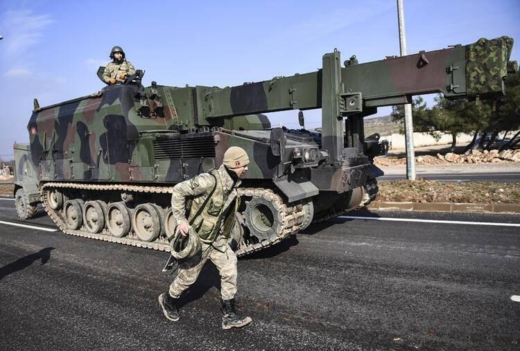 <p>Amerikan Associated Press (AP) haber ajansı, Şam rejiminin Türk ordusunu hedef alan saldırılarının ardından Türkiye'nin bölgeye askeri yığınak yaptığını aktarıyor.</p>

<p> </p>
