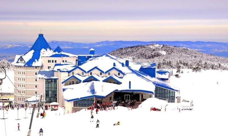 <p>Dağın eteklerinde inşa edilen Bof Uludağ Ski Resort, Uludağ'ın helal dostu otelleri arasında oldukça kaliteli hizmet veren bir tesis. 2018 yılında QM Awards tarafından <strong><em>“Türkiye’nin En İyi Kayak Oteli”</em> </strong>seçilen tesis, muhteşem dağ manzarasına sahiptir. İstanbul'a yakınlığı ile özellikle günübirlik dinlencelere imkan sağlayan bu yer, hem helal hem de kış tatili yapmak isteyenlerin en çok ziyaret ettiği yerlerin başında.</p>
