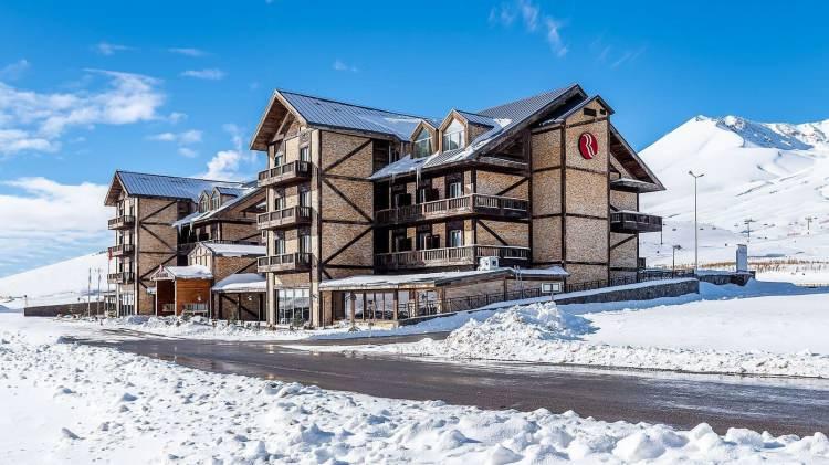 <p>Türkiye'de kayak denilince akla gelen bir diğer yer de Kayseri. Erciyes Dağı'nın eteklerinde bulunan Ramada Resort Erciyes, burada helal olarak hizmet veren otel konumunda bulunuyor. Gerek tesis imkanları, gerek hizmeti ile Türkiye'nin en güzel kayak merkezlerinden olan bu yer, kış tatili için en güzel seçenklerinizden birisi olabilir.</p>
