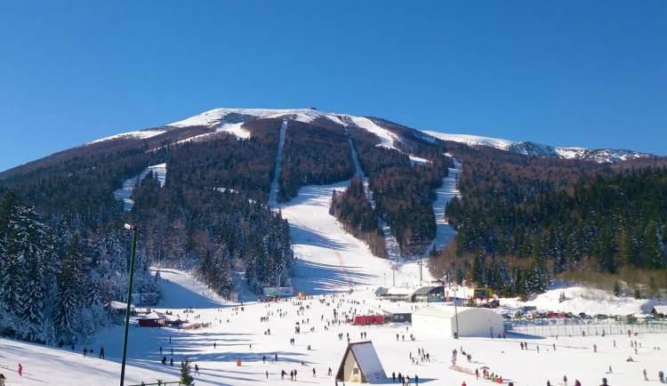 <p><span style="color:rgb(178, 34, 34)">-Bosna Hersek'te Helal Tatil</span></p>
<p>Bosna Hersek’in başkenti Saraybosna’dan bir saatlik sürüş mesafesinde iki kayak merkezi vardır. İlki sadece 28 km uzaklıktaki Jahorina kayak merkezidir. İkincisi ise Bosna’nın en büyük kayak alanı olan ve etkileyici Bjelasnica dağında bulunan Babin Do’dur.</p>
<p> </p>