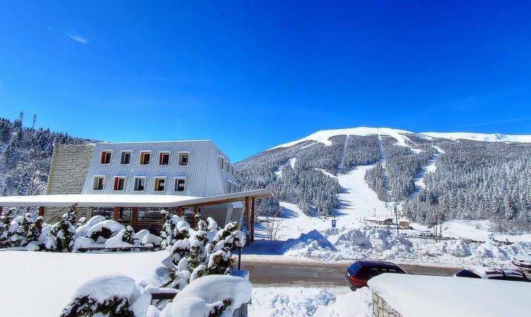 <p>Burası kayak ile şehir gezisini bir arada yapabileceğiniz ya da helal yiyecek ve bayanlara özel dinlence fırsatları ile alkolsüz bir otelde konaklayarak samimi ve dinlendirici bir atmosferin tadını çıkarabileceğiniz harika bir yerdir. Pino Nature Hotel ve Hotel Han Bjelasnica Bosna’daki helal dostu olan popüler kayak otellerindendir.</p>