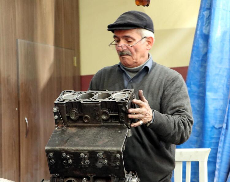 <p>LPG’li otomobil fikrinden sonra hep böyle bir motor tasarlamayı daima arzu ettiğini belirten Avcıoğlu, "Yurt dışına çalışmaya gittim. Ve oradan emekli olup Türkiye’ye döndüm. Emekli olduktan sonra zamanım bol olunca bu tasarımı hayata geçirmeye karar verdim. Ve bu icadım tamamen Türk malı olmasını, Türkiye’de böyle bir motor artık üretilsin istiyorum. Tek arzum bu. Bu motor hem ekonomik hem güçlü, yüksek performanslı sessiz ve asla hava kirliliği yaratmayacak. Şu kare pistonlu motorun özelliklerini anlatmakla bitiremem. Bu kare pistonlu tasarımda sekman ve tırnak aralığı diye bir şey yok. Kartele kompresör yapmayacak. Motor ustaları bilir kartele kompresör yapmayan bir motorun, motor yağının evsafı bozulmaz. Günümüz motorlarında 15-20 bin kilometrede motor yağı değiştiriliyor ise, bu motor tam randımanla çalıştığında belki yılda bir kere motor yağı değiştirme ihtiyacı duyulabilir" dedi.</p>
<p> </p>